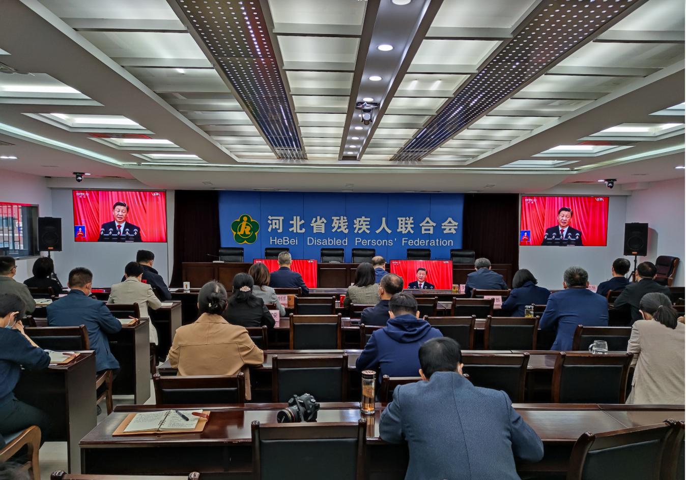 图为收看中国共产党第二十次全国代表大会开幕会直播